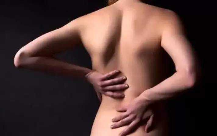 Pri osteohondrozi si lahko hrbet podrgnete s tradicionalnim ogrevalnim drgnjenjem.