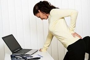 ženska ima bolečine v hrbtu v ledvenem delu
